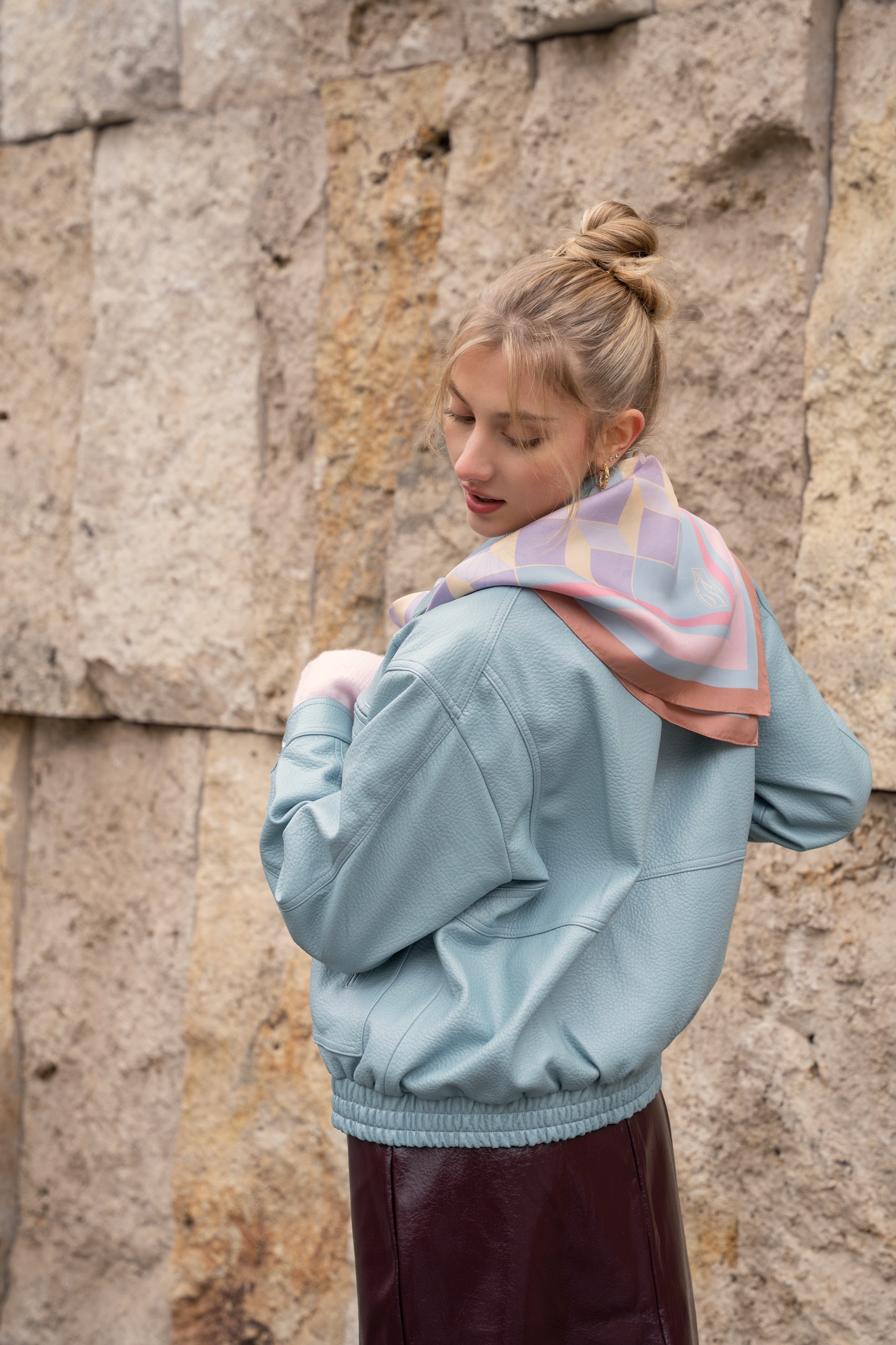 Luxus-Seidentuch mit Gänseblümchen-Muster – elegantes Accessoire von Pink Daisy München