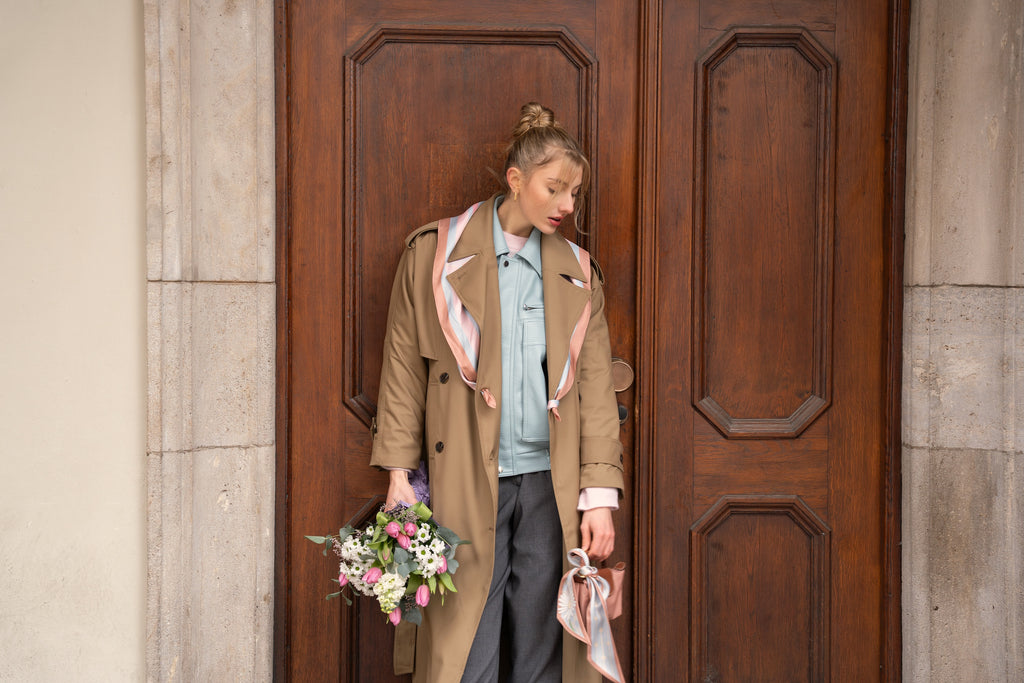 Seidenschal Unboxing Daisies Tragebeispiel – vielseitiges Statement-Piece für Frühling und Sommer