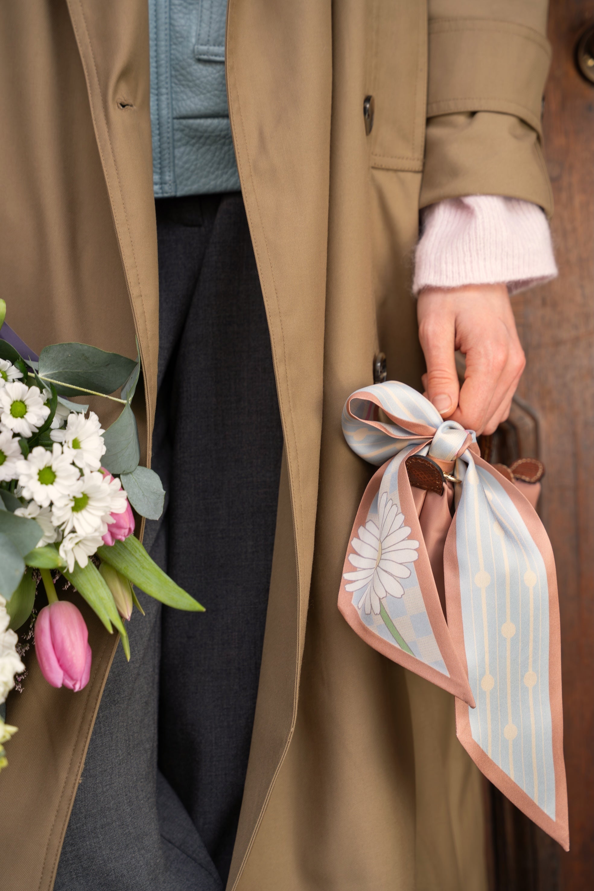 Pink Daisy Twilly Hello Sunshine – luxuriöser Seidenschal mit Frühlings-Motiv in soften Pastelltönen