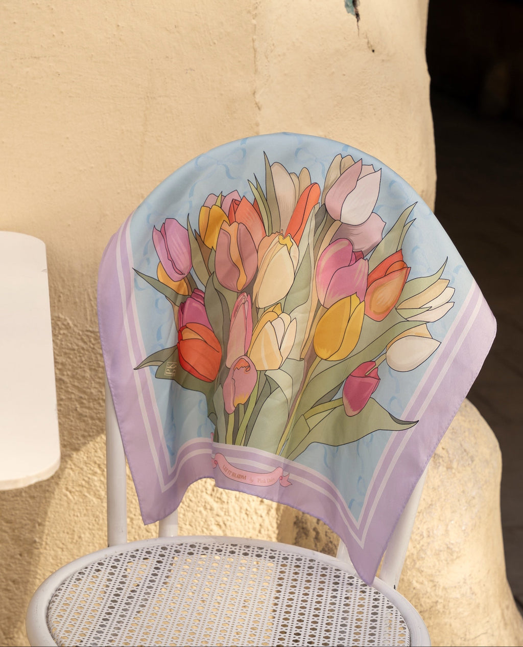 Seidenschal mit Tulpenmotiv – elegantes Statement-Accessoire von Pink Daisy München