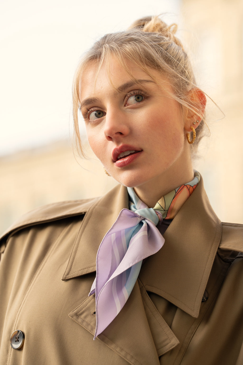 Let It Bloom Seidentuch mit handgezeichnetem Tulpenmuster in leuchtenden Frühlingsfarben – Pink Daisy - Frühlings Luxus Accessoire -PKDY