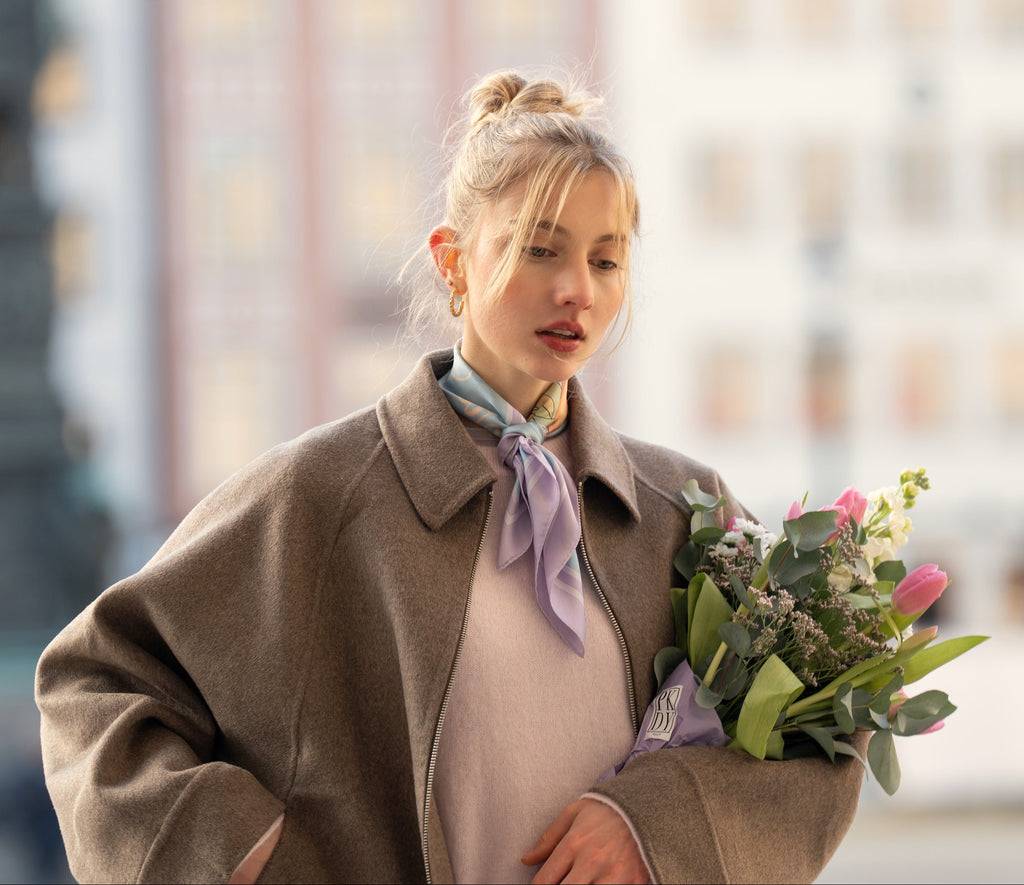 Pink Daisy Seidentuch Let It Bloom – vielseitiges Luxus-Accessoire für Frühling und Sommer