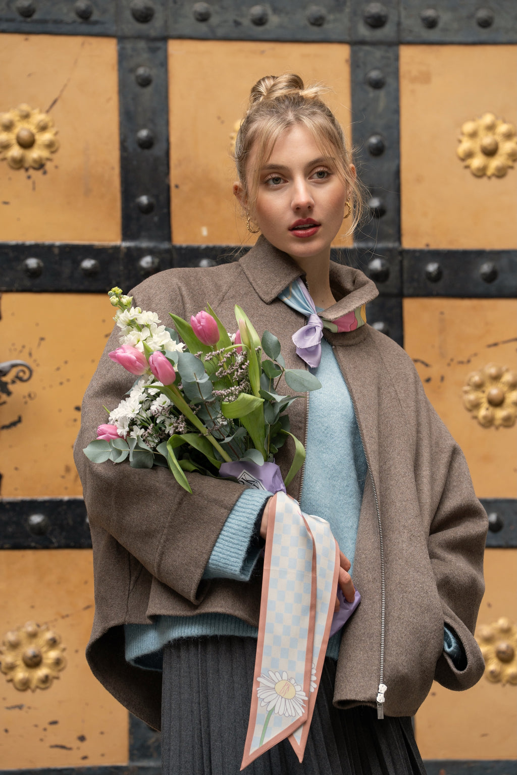 Seidenschal Hello Sunshine Detailansicht – zarte Blüten und verspielte Punkte auf 100% Seide - Frühlings Luxus Accessoire 