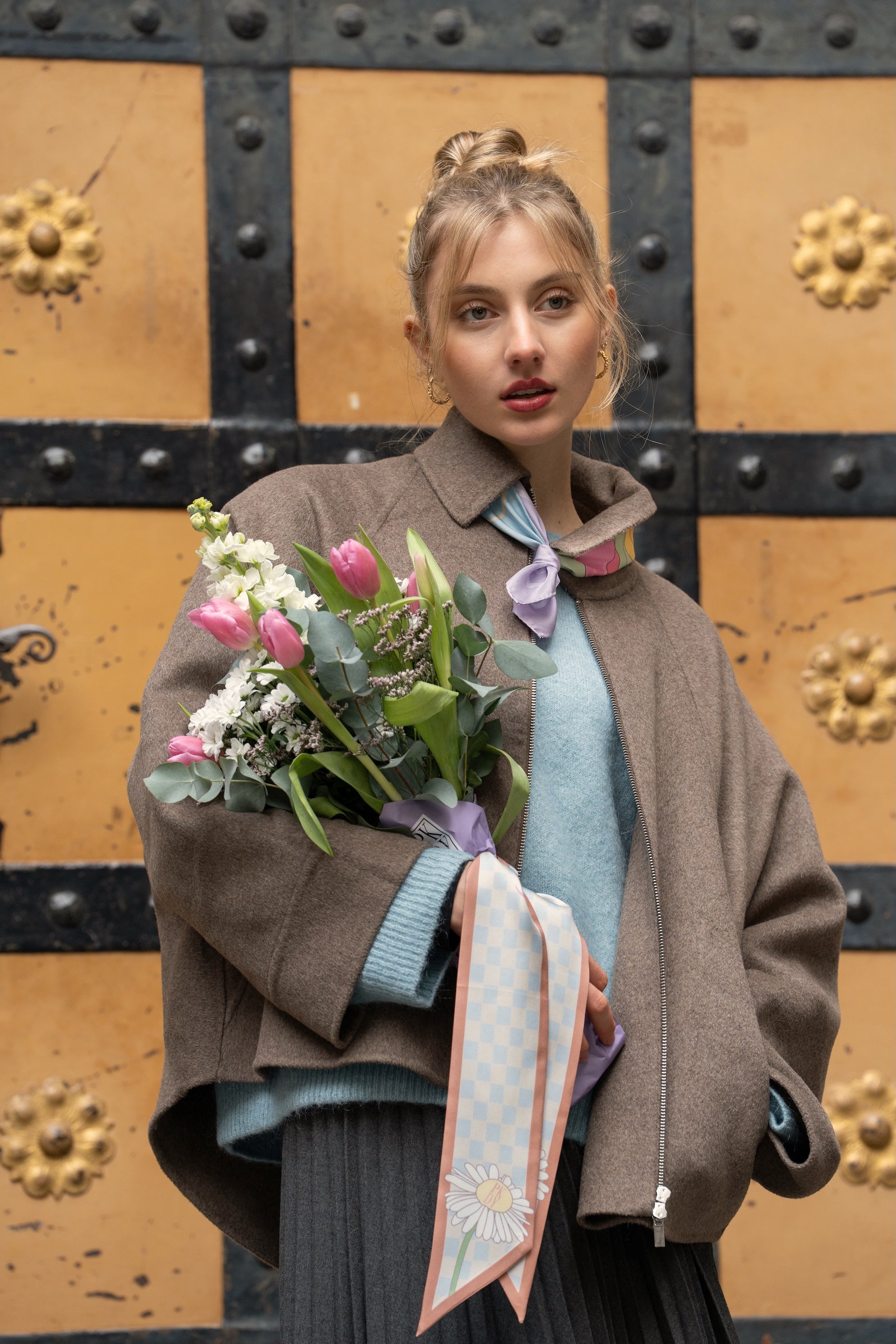 Seidenschal Hello Sunshine Detailansicht – zarte Blüten und verspielte Punkte auf 100% Seide - Frühlings Luxus Accessoire 