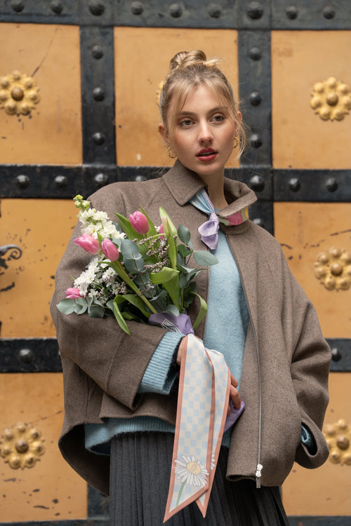 Seidenschal Hello Sunshine Detailansicht – zarte Blüten und verspielte Punkte auf 100% Seide - Frühlings Luxus Accessoire 