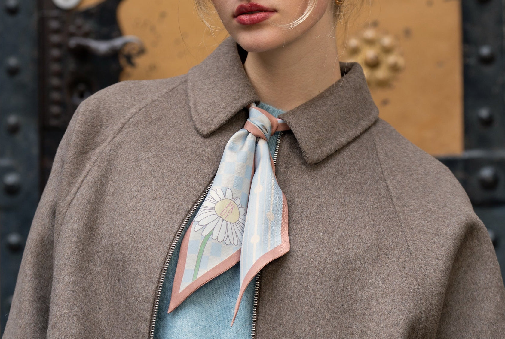 Hello Sunshine Seidenschal mit Blüten, Streifen und Polka Dots in Pastellfarben – eleganter Twilly von Pink Daisy -PKDY