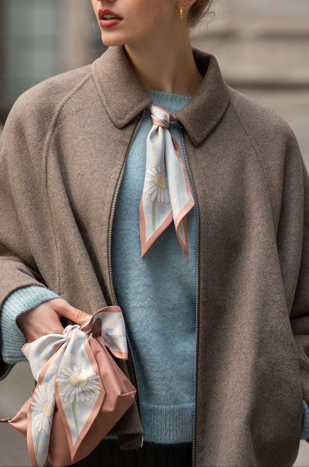 Hello Sunshine Seidenschal Tragebeispiel – vielseitiges Luxus-Accessoire für Handtasche oder Hals
