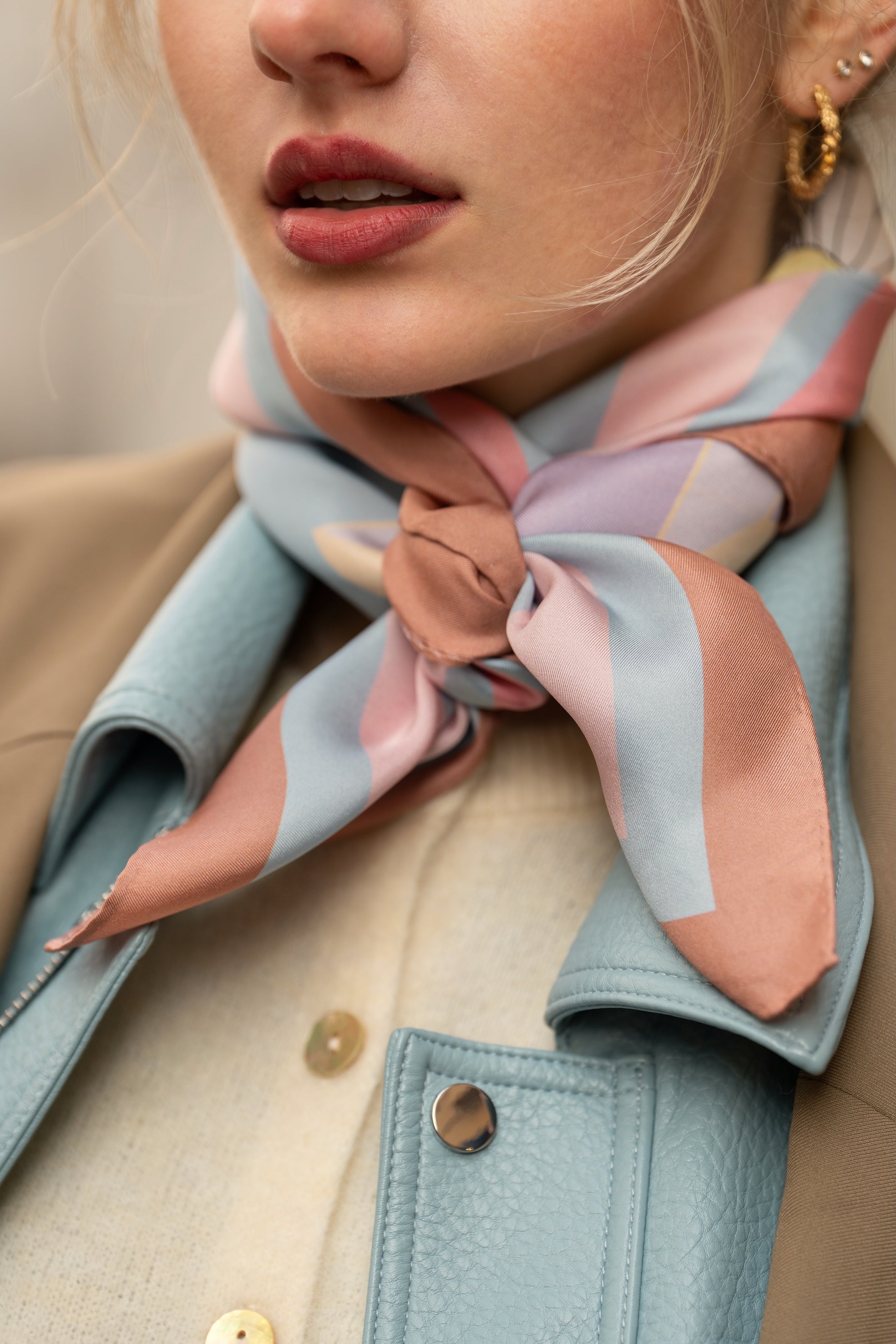 Seidentuch Unboxing Daisies Detailansicht – zarte Gänseblümchen auf 100% Seide in Pastellfarben