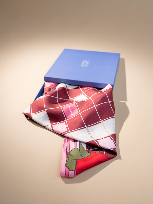 Seidentuch Love Scrabble Detailansicht – verspielte Liebesbotschaft auf 100% Seide